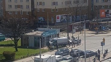 Zderzenie busa Służby Więziennej z samochodem osobowym na Pułaskiego [ZDJĘCIA]