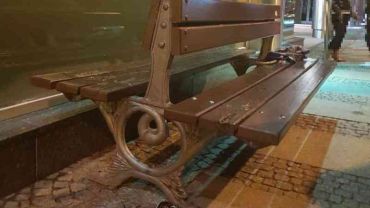 Ukradli ławkę z wrocławskiego Rynku