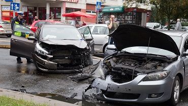 Groźny wypadek na Popowicach. Zderzyły się trzy samochody, jedna osoba ranna [ZDJĘCIA]