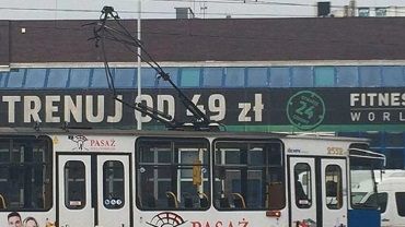 Złamany pantograf w tramwaju na ulicy Powstańców Śląskich