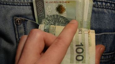 Wrocław: pracownicy podbierali pieniądze ze sklepowej kasy. Właściciel łącznie stracił 40 tys. zł