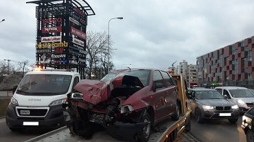 Groźny wypadek na Legnickiej. Samochód wjechał w przystanek [ZDJĘCIA]