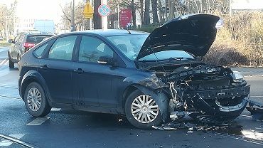 Wypadek na Tarnogaju. Rozbity samochód blokował torowisko [ZDJĘCIA]