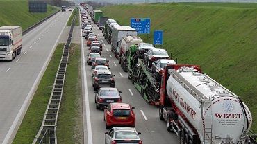 Zderzenie czterech samochodów na AOW. Utrudnienia w kierunku Warszawy