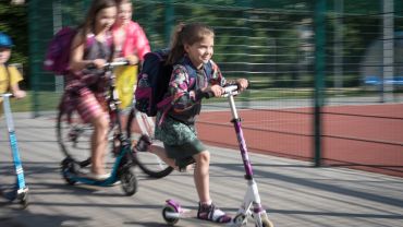Do niektórych szkół i przedszkoli 100% dzieci przyjeżdża na rowerze albo hulajnogą