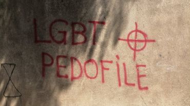 Miasto usunęło homofobiczny napis z muru szkoły [ZDJĘCIA]