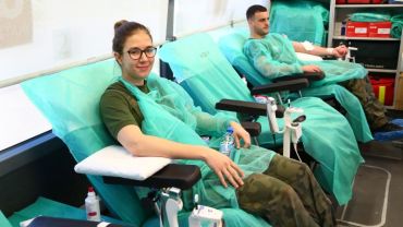 Podchorążowie z Wrocławia oddają krew. 50 litrów w 3 dni! [ZDJĘCIA]