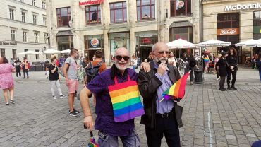Protest środowisk LGBT na Rynku. Przyszli pokazać, że nie są ideologią [ZDJĘCIA]