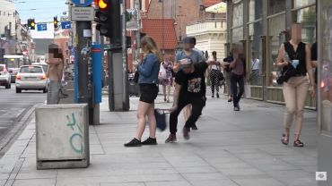Youtuber kradł torebki we Wrocławiu. Jak zareagowali przechodnie? [WIDEO]