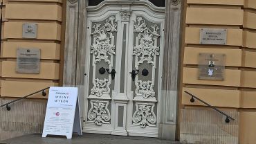 Przed wrocławskim kościołem stanęła tablica: „Popieramy wolny wybór”