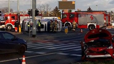 Niebezpieczne zderzenie aut na Świeradowskiej. Karetka przewróciła się na bok
