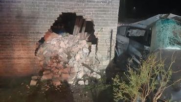 Śmiertelny wypadek pod Wrocławiem. BMW uderzyło w budynek [ZDJĘCIA]