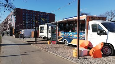 Nowa strefa food trucków we Wrocławiu coraz popularniejsza [ZDJĘCIA]