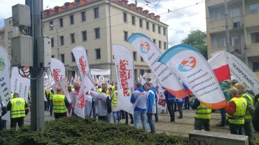 Protest w centrum Wrocławia. Górnicy wysypali węgiel pod „Domem Europy” [ZDJĘCIA]