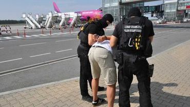 Poszukiwany przez Interpol cudzoziemiec zatrzymany na wrocławskim lotnisku