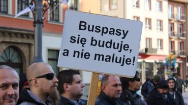 Protest kierowców we Wrocławiu. „Buspasy się buduje, a nie maluje” [ZDJĘCIA]