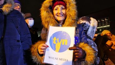 Wrocław: Protest w obronie TVN-u. „To kolejny etap zamachu stanu” [ZDJĘCIA]