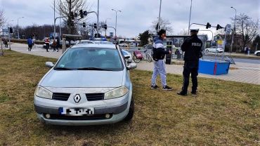 Wrocław: mężczyzna pomylił gaz z hamulcem i staranował chodnik [ZDJĘCIA]