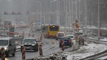 Atak zimy we Wrocławiu. Na drogach jest bardzo ślisko i niebezpiecznie