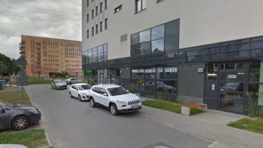 Wrocław: Naga, młoda kobieta znaleziona przed blokiem przy Legnickiej. Zmarła w szpitalu