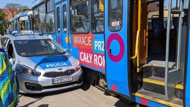 Wrocław: Pościg w centrum miasta. Policyjny radiowóz wjechał w tramwaj