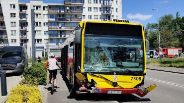 Wrocław: Wypadek autobusu MPK i osobowego fiata na Strzegomskiej [ZDJĘCIA]