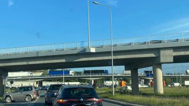 Wrocław: Śmiertelny wypadek na AOW. Kierowca ciężarówki nie żyje, droga zablokowana