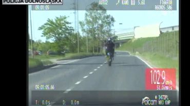 Wrocław: Motocyklista pomylił ulicę z torem wyścigowym. Jechał prawie 150 km/h na jednym kole [WIDEO]