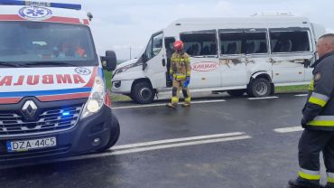 Wypadek na DK8. Dziewięcioro dzieci rannych po zderzeniu busa z ciężarówką [ZDJĘCIA]