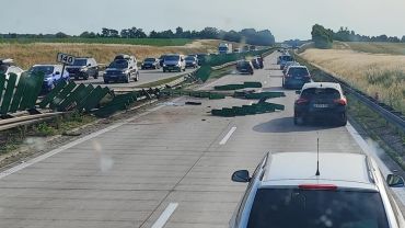 Wrocław: Autostrada A4 znów zablokowana. Tir uderzył bariery, wielka plama oleju [ZDJĘCIA]