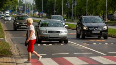 Wrocław: Nowe progi zwalniające i sygnalizacja świetlna na ruchliwej ulicy [ZDJĘCIA]