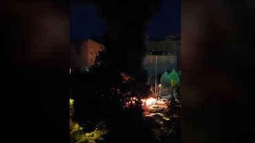 Wrocław: Pożar śmietnika na Nadodrzu. Gęsty dym i wybuchy [WIDEO]