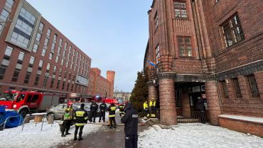 Wrocław: Pożar w komendzie wojewódzkiej policji. Pracownicy ewakuowani [ZDJĘCIA]