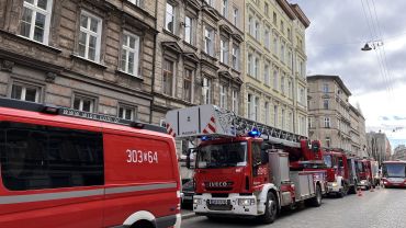 Wrocław: Pożar w kamienicy przy Komuny Paryskiej [ZDJĘCIA]