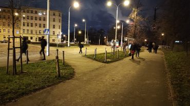 Slalomem na stację Wrocław Nadodrze. Piesi chodzą po trawnikach i ścieżkach rowerowych