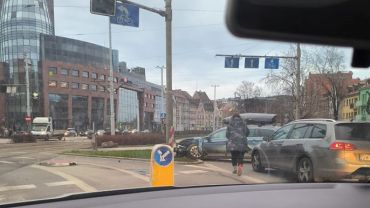 Wrocław: Wypadek na ul. Kazimierza Wielkiego. Samochód uderzył w słup sygnalizacji świetlnej