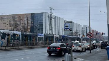 Wrocław: Na Legnickiej zepsuł się tramwaj, utrudnienia dla pasażerów MPK