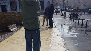 Wrocław: Czyścili plandekę na chodniku, a ścieki płynęły na ulicę