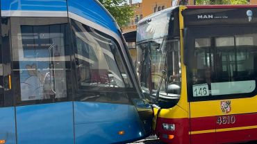 Wypadek przy Dworcu Głównym. Autobus zderzył się z tramwajem