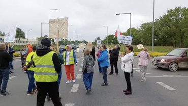 Mieszkańcy Ratynia i Leśnicy zablokowali drogę. Trwa manifestacja