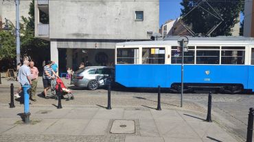 Wrocław: Zabytkowy tramwaj zderzył się z autem koło Rynku [ZDJĘCIA]