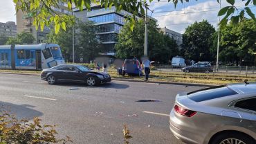 Wypadek na Legnickiej. Auto dachowało i ugrzęzło na torowisku [ZDJĘCIA]