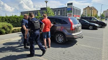 Wrocław: Dziecko uwięzione w aucie w upale, policja rozbiła szybę