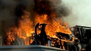 Autostrada A4: Ciężarówka przewróciła się i stanęła w płomieniach
