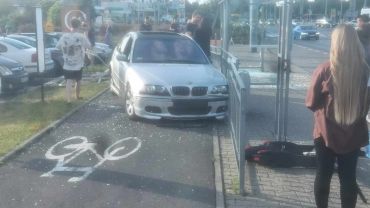Wrocław: BMW wjechało w przystanek przy ulicy Bardzkiej [ZDJĘCIA, WIDEO]