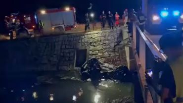 Groźny wypadek pod Wrocławiem. Auto wpadło do rzeki. W środku był człowiek