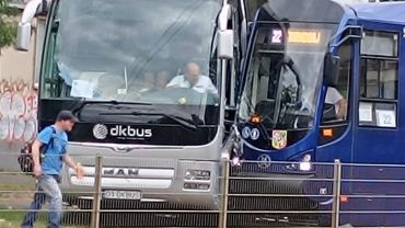 Poważny wypadek w centrum: autobus wjechał w tramwaj