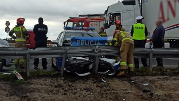 Poważny wypadek na wjeździe na A4. Policyjny radiowóz wbił się w barierki