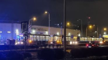 Wrocław: Torowisko na Żmigrodzkiej zablokowane. Auto zderzyło się z tramwajem