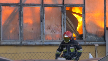 Wrocław: Pożar w hali na Bystrzyckiej. Ewakuowano kilkadziesiąt osób
